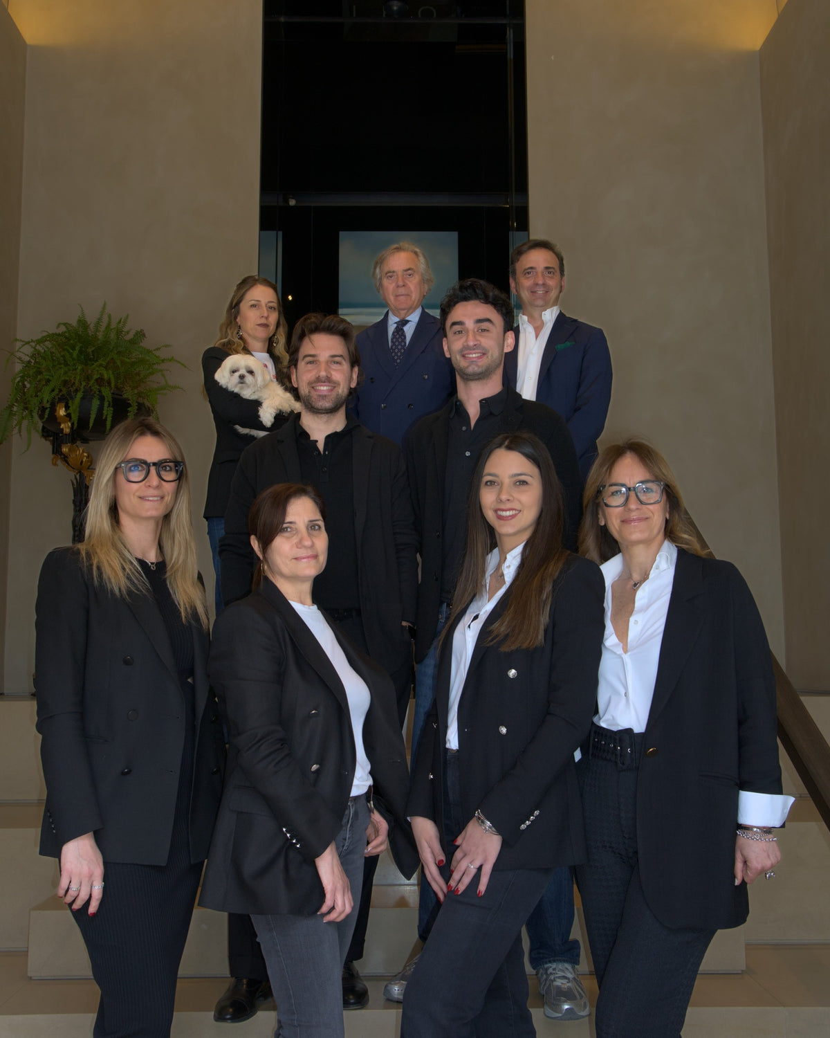 Il team di Avant-Garde sulla scalinata della boutique di Viale Roma ad Andria